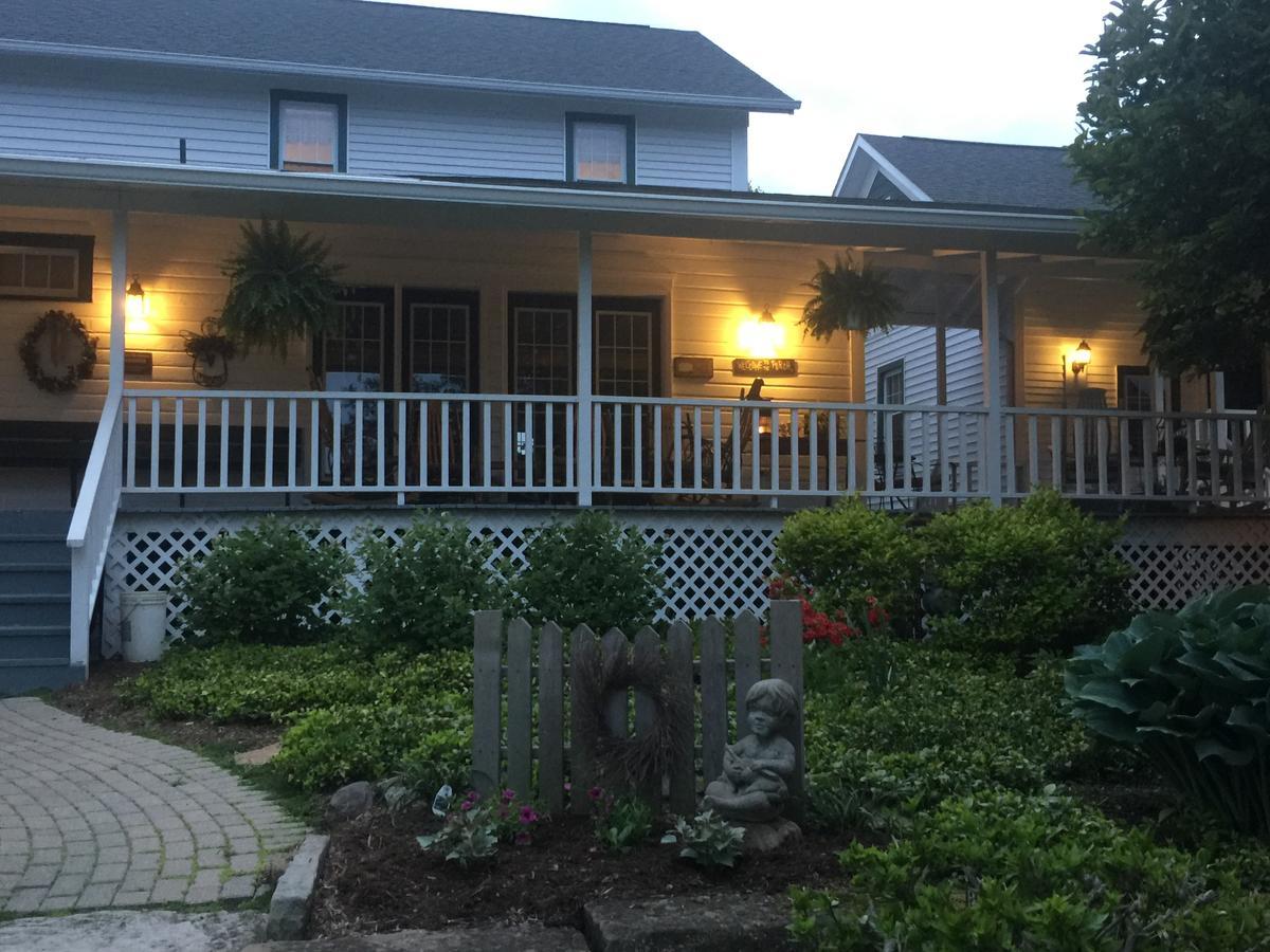 Grapevine House Hotel Winesburg Екстериор снимка